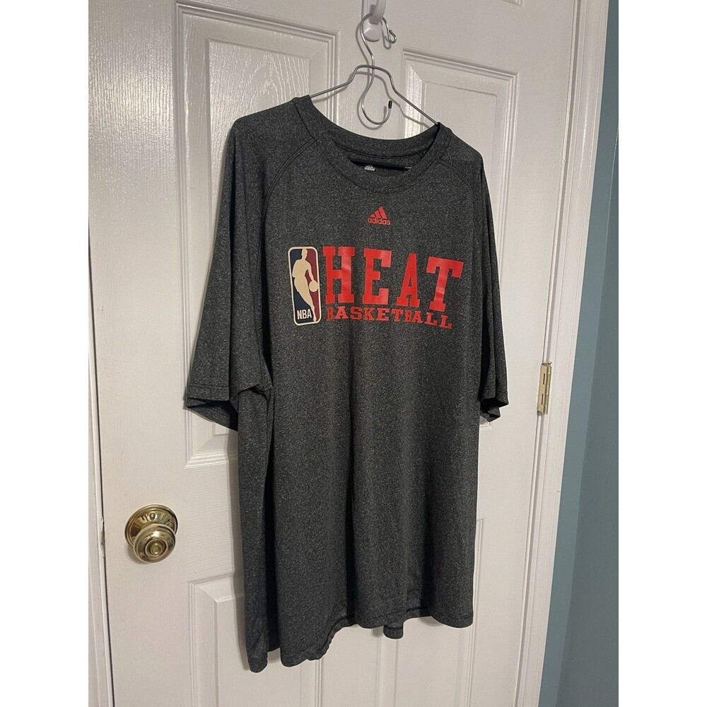 Adidas Men's T Shirt 2XL NBA HEAT BASKETBALL RED Graphic Logo SHIPS FAST #0181